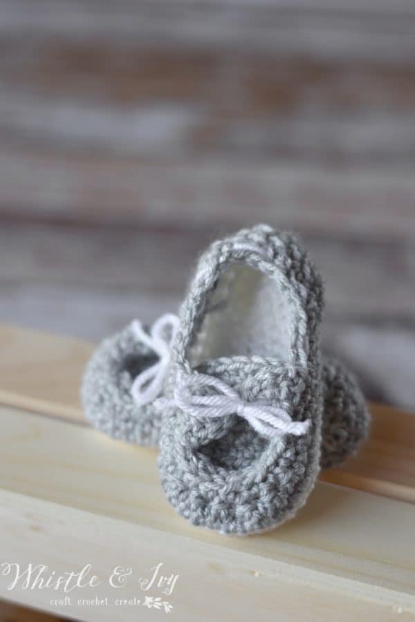 Free Crochet Pattern - Baby Boat Booties | Your little one will be stylin’ in these adorable little boat shoes. {Free Pattern by Whistle and Ivy}