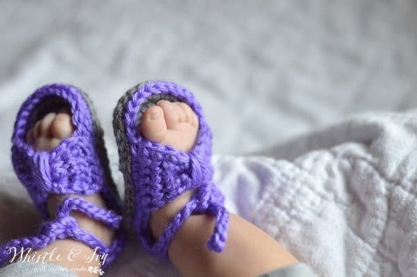 Free Crochet Pattern - Bitty Bow Baby Sandals. Adorable spring and summertime booties for baby!