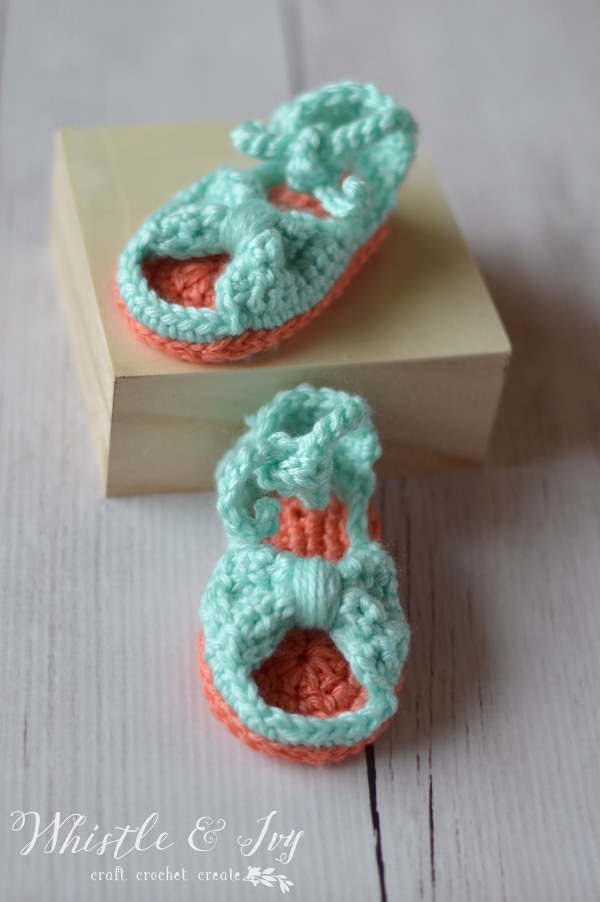Free Crochet Pattern - Bitty Bow Baby Sandals. Adorable spring and summertime booties for baby!