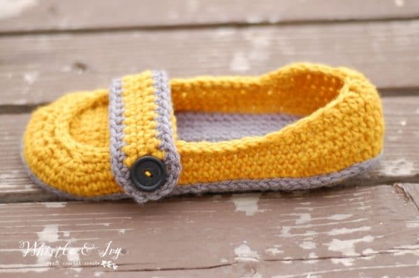 Free Crochet Pattern - Women’s Button Strap Slippers. These cozy women’s slippers are so cute and cozy. Perfect for yourself, or a gift for someone else!