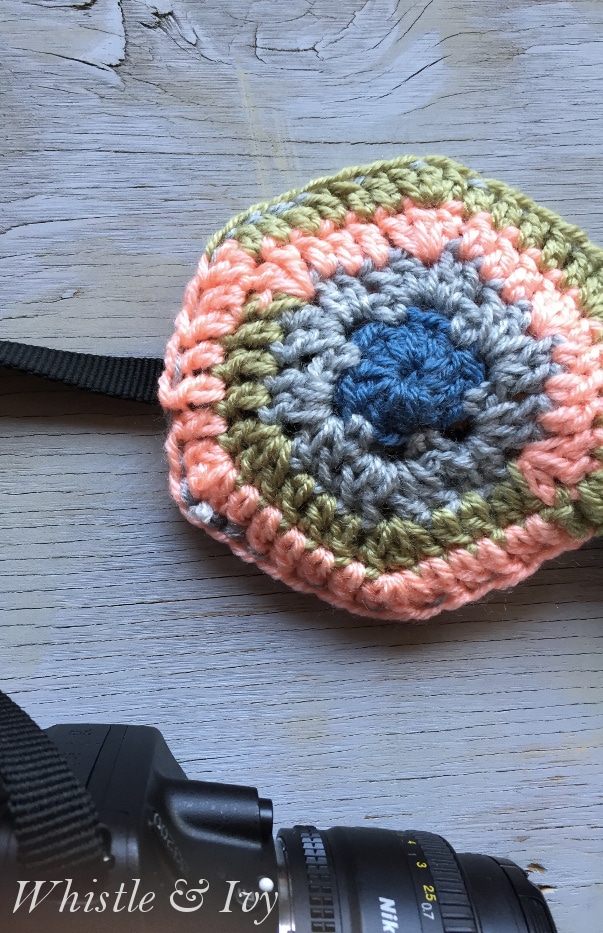 Use crochet hexagons to make this comfortable hexagon camera strap | Whistle and Ivy