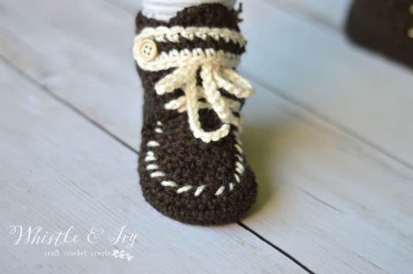 Free crochet pattern - keep your little one feet warm with winter with these adorable moccasin booties | free crochet pattern by Whistle and Ivy