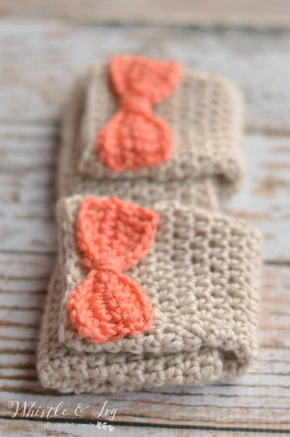 Free Crochet Pattern - Dainty Bow Crochet Arm Warmers | Make these pretty arm warmers and stay cozy this winter. Pattern by Whistle and Ivy 