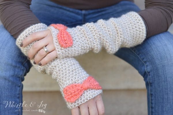 Free Crochet Pattern - Make these beautiful dainty bow crochet arm warmers. The fitted style is so pretty and so comfy. 