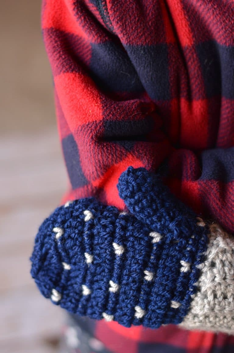 Snowfall Crochet Mittens – Crochet Pattern