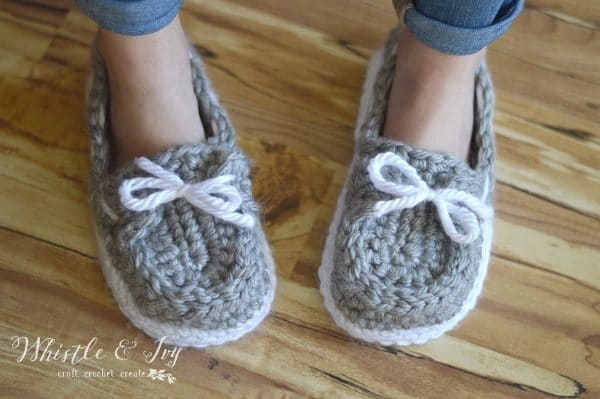 Free Crochet Pattern - Women's Chunky Boat Slippers | Make these comfy slippers, the perfect cozy slippers to wear all-year-round. 