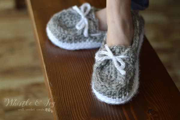 Free Crochet Pattern - Women's Chunky Boat Slippers | Make these comfy slippers, the perfect cozy slippers to wear all-year-round. 