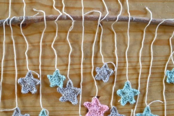 Twinkling Stars Crochet Wall Hanging - Make this pretty and simple wall hanging, perfect for a baby's room. This wall hanging is an awesome weekend project!