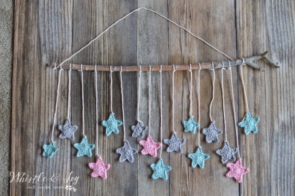 Twinkling Stars Crochet Wall Hanging - Make this pretty and simple wall hanging, perfect for a baby's room. This wall hanging is an awesome weekend project!