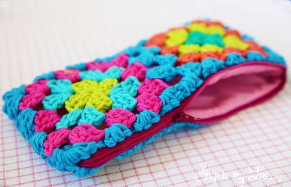 13 Awesome Granny Square Projects - Do you love granny squares? Be inspired but these 13 projects ideas for granny squares. 