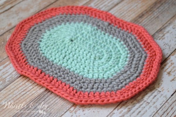Free Crochet Pattern: Super Chunky Wool Rug | Make this pretty and squishy wool rug in just a few minutes with chunky yarn and a large hook.