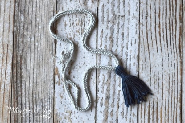 FREE Crochet Pattern: Make this fun (and EASY) boho crochet tassel necklace! It's a perfect beginner project with a pretty result. 