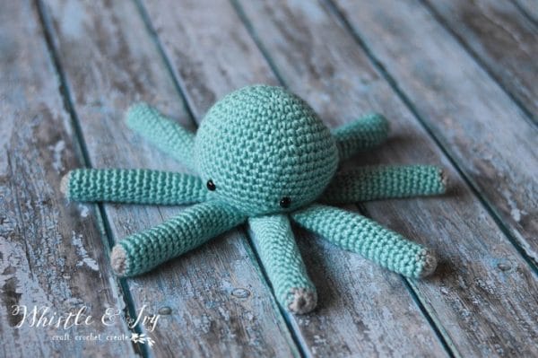 FREE Crochet Pattern: Make this adorable amigurumi baby octopus for your little one! He's the perfect little toy for anyone who loves plushy sea creatures.