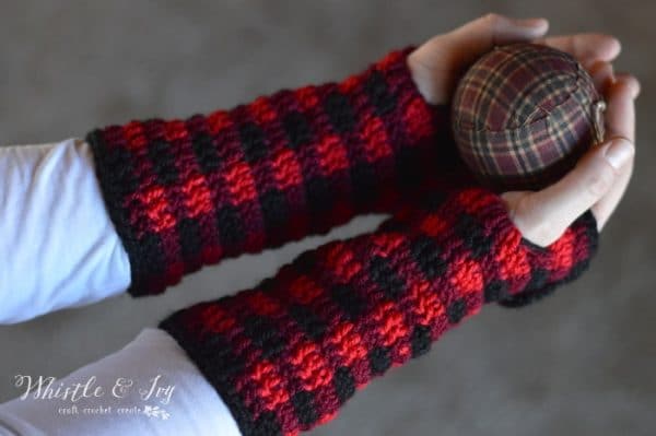 FREE Crochet Pattern: Crochet Plaid Arm Warmers | Make these adorable and cozy arm warmers in a plaid color! Add a bow for a cute finishing touch. 
