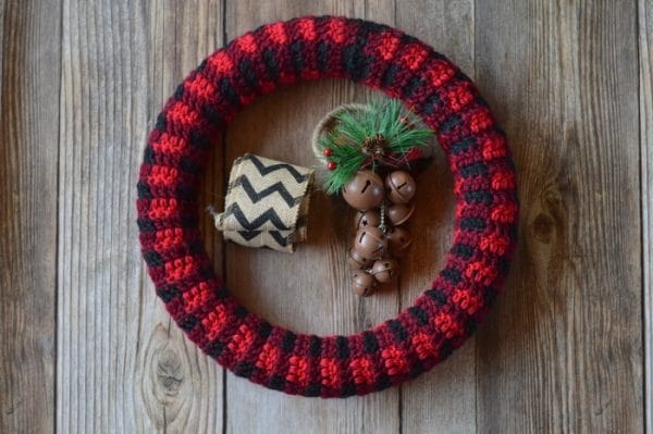 FREE Pattern: Crochet Plaid Wreath | This rustic and trendy crochet buffalo plaid wreath is a perfect addition to your holiday decor!