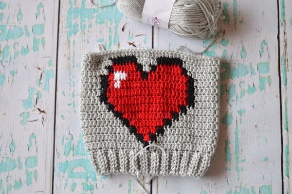 FREE Crochet Pattern: Crochet 8-Bit Heart Slouchy | A little bit of Valentine's Day, a little bit of geek, this cute 8-bit heart hat is fun for all. 