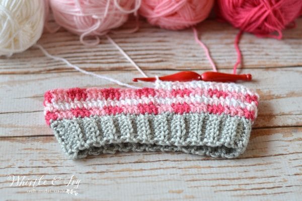 FREE Crochet Pattern: Pink Crochet Plaid Slouchy | Make this gorgeous plaid hat in 4 pretty colors for a beautiful color effect. 
