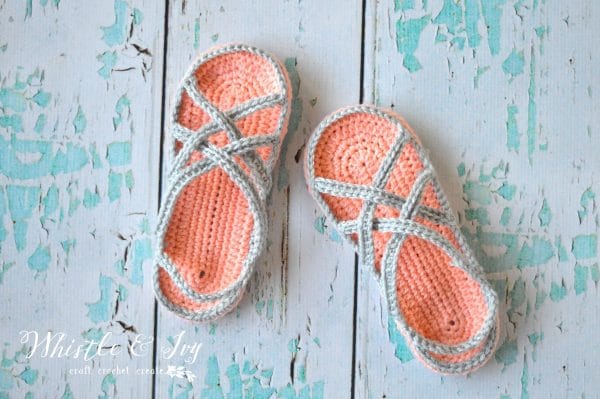 FREE Crochet Pattern: Women's Slippers Sandals | A fun and quick project. Pretty and comfy slippers, perfect for the warmer months!