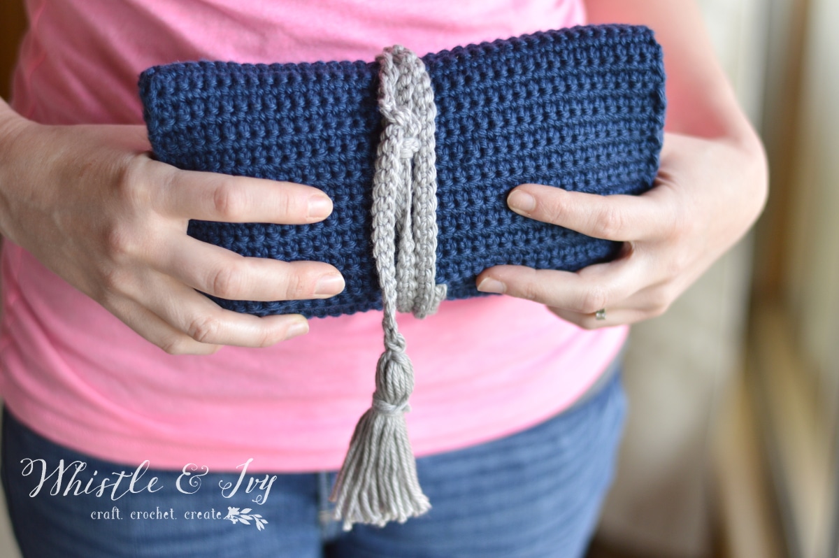 FREE Pattern: Crochet Wrap Clutch | Make this pretty wrap clutch, perfect size for a night out. This is an excellent beginner project!