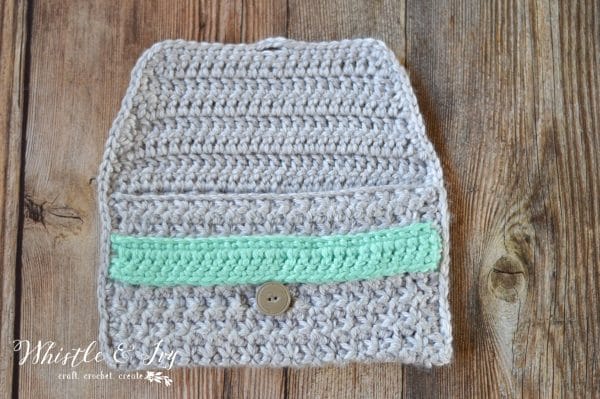 FREE Crochet Pattern: Color Pop Clutch | This pretty clutch is worked with bulky yarn and has a lovely texture. It's your new favorite clutch! 