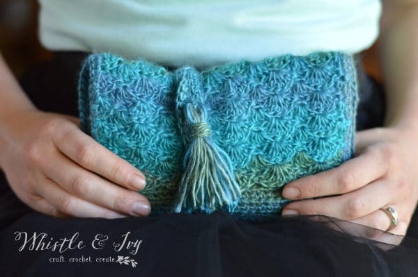 FREE Crochet Pattern: Tide Pool Wrap Clutch | This gorgeous clutch is easy to make. The shells give it a beach-y feel, and it's perfect for any event.