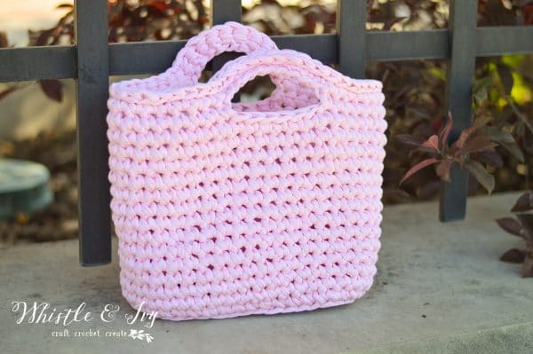 Menorca Bag and Giveaway! I love this stretchy Fabric Yarn, it is perfect for this simple chunky bag. The We are Knitters Kit includes everything you need. 