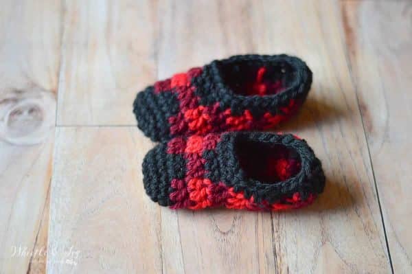 FREE Crochet Pattern: Crochet Plaid Slippers | Make these cute slippers in classic Buffalo Plaid, perfect for chilly fall days or your Holiday list! 