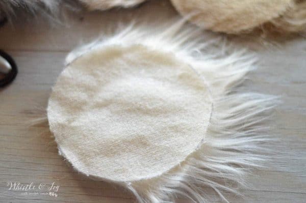 How to Make DIY Fur Pom-Poms - Make your won trendy fur pom-poms with this simple tutorials. They are easy to make than you think! 