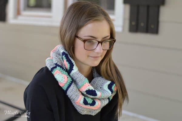 FREE Crochet Pattern: Granny Square Cowl | Classic turns modern with this fabulous cowl make up of pretty granny squares! 
