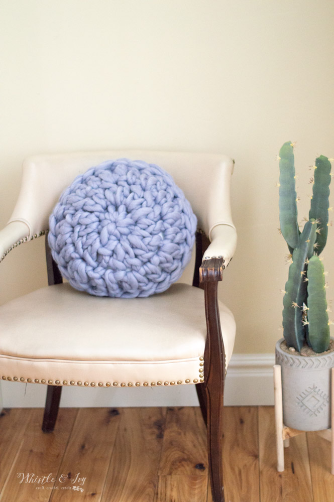 Round Super Chunky Crochet Pillow  – Free Crochet Pattern