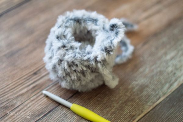 making a fur pom pom with fur yarn 
