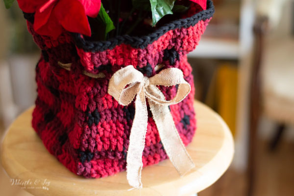 crochet plaid plant basket free crochet pattern Christmas gift poinsettia 
