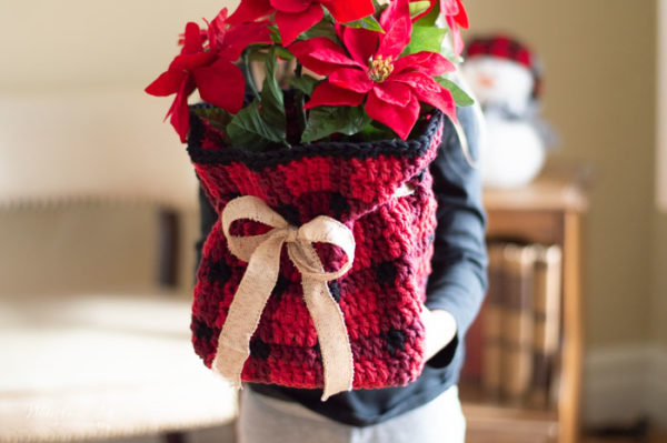 crochet plaid plant basket free crochet pattern Christmas gift poinsettia