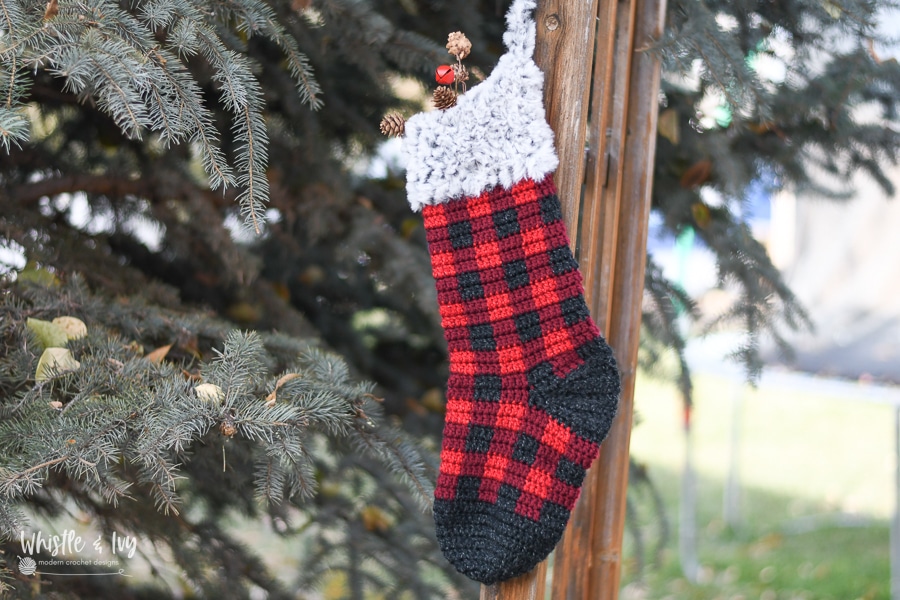 Christmas buffalo plaid crochet stocking free crochet pattern 