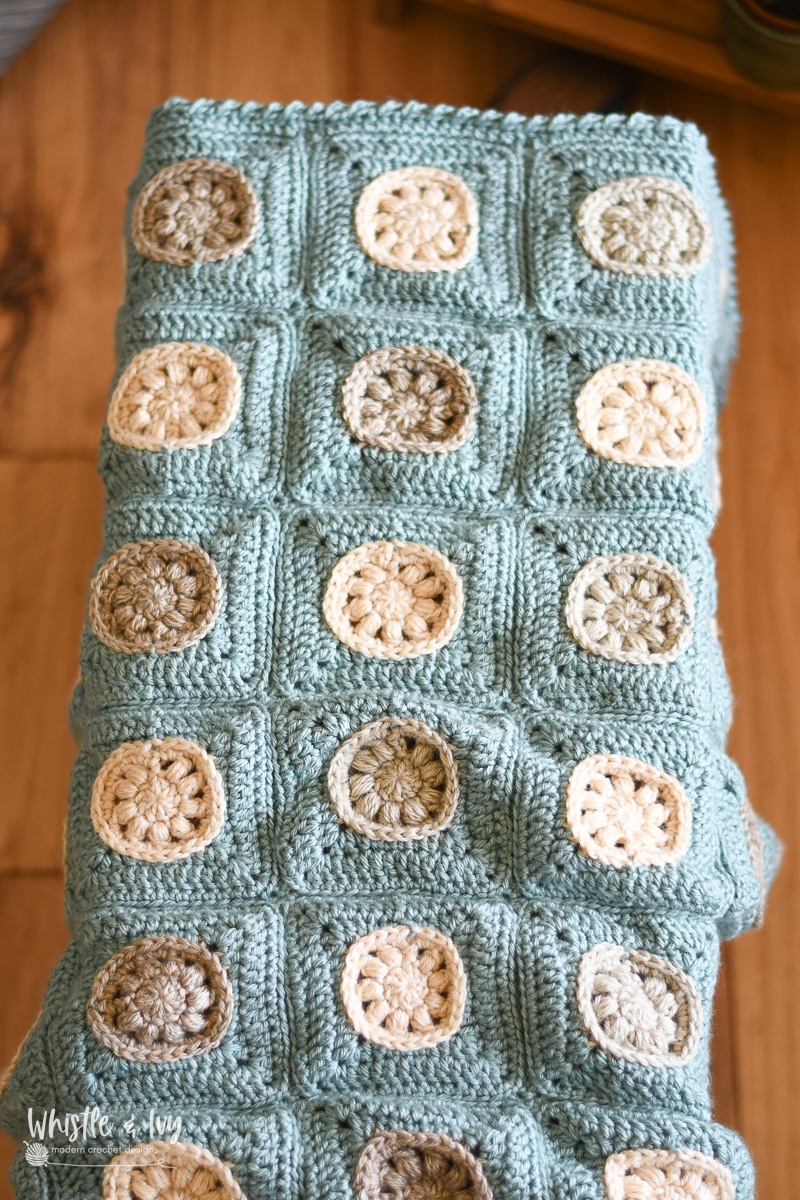 summer crochet blanket with sand dollars, summer crochet ideas 