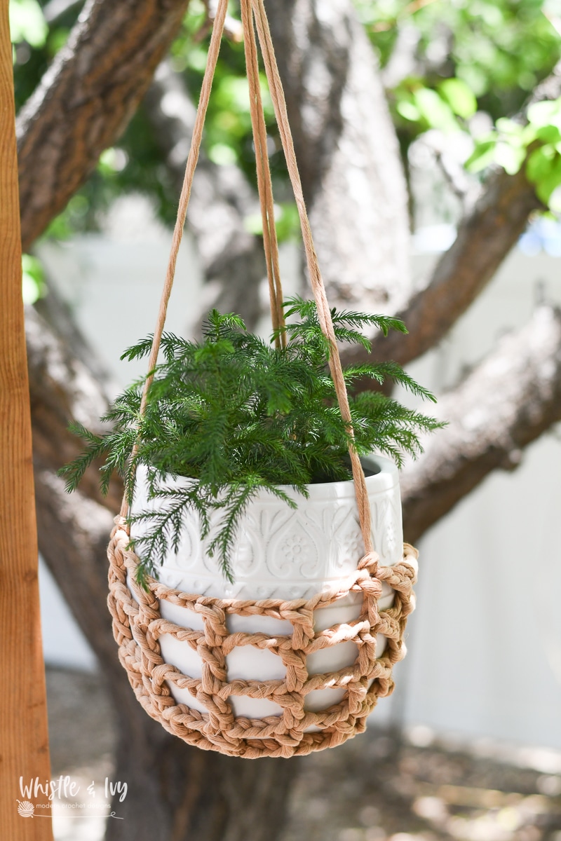 Easy and versatile crochet plant hanger – FREE crochet pattern – Use any yarn!